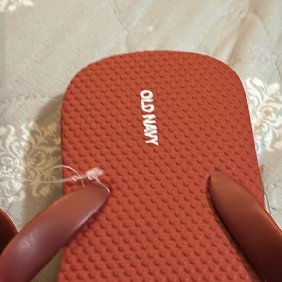 Old Navy gold flip flops size 5/6 nwot - Picture 2 of 4